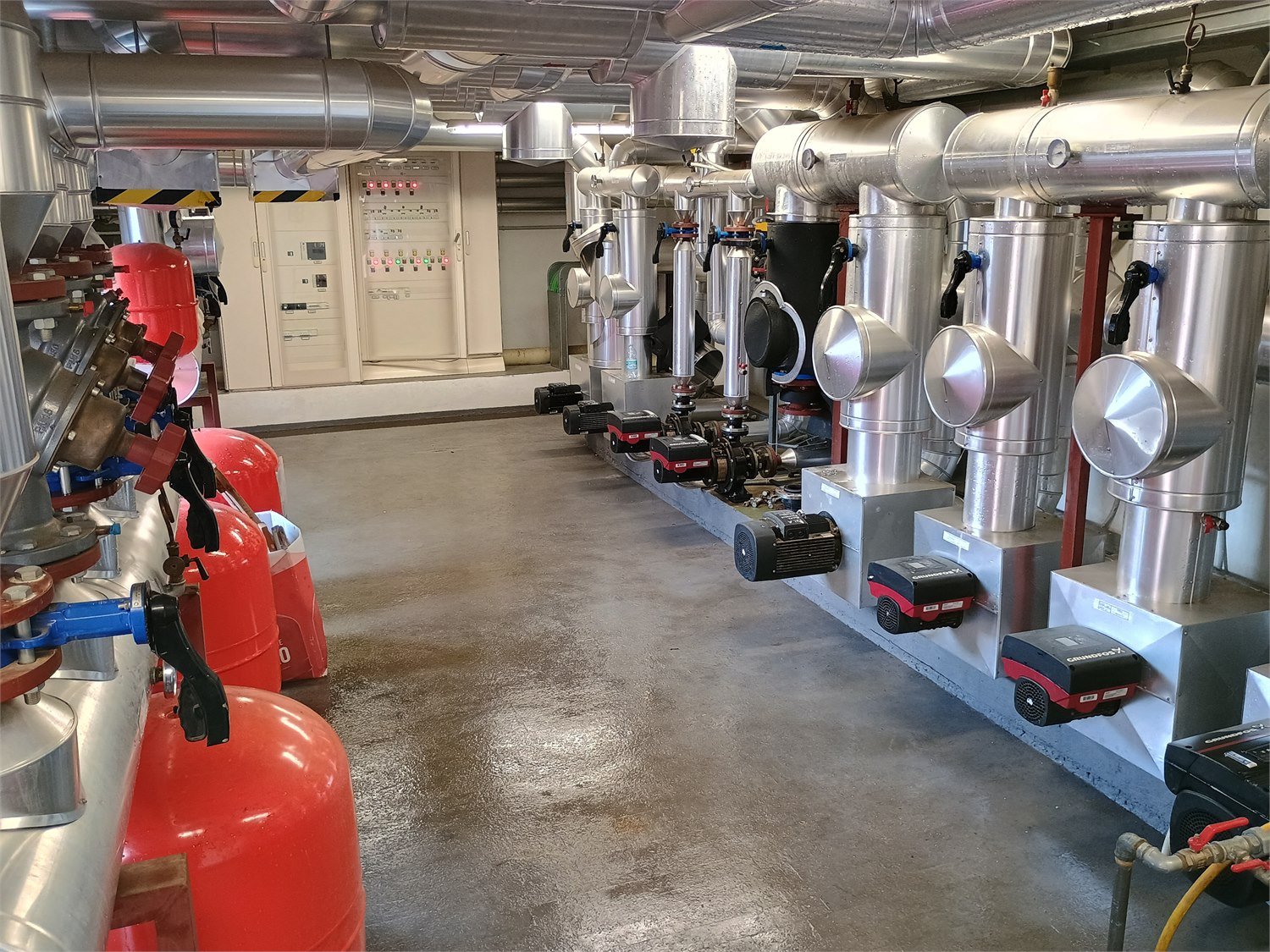 Sala de bombas de recirculación de agua helada en instalación mantenida por Clima Eléctrica