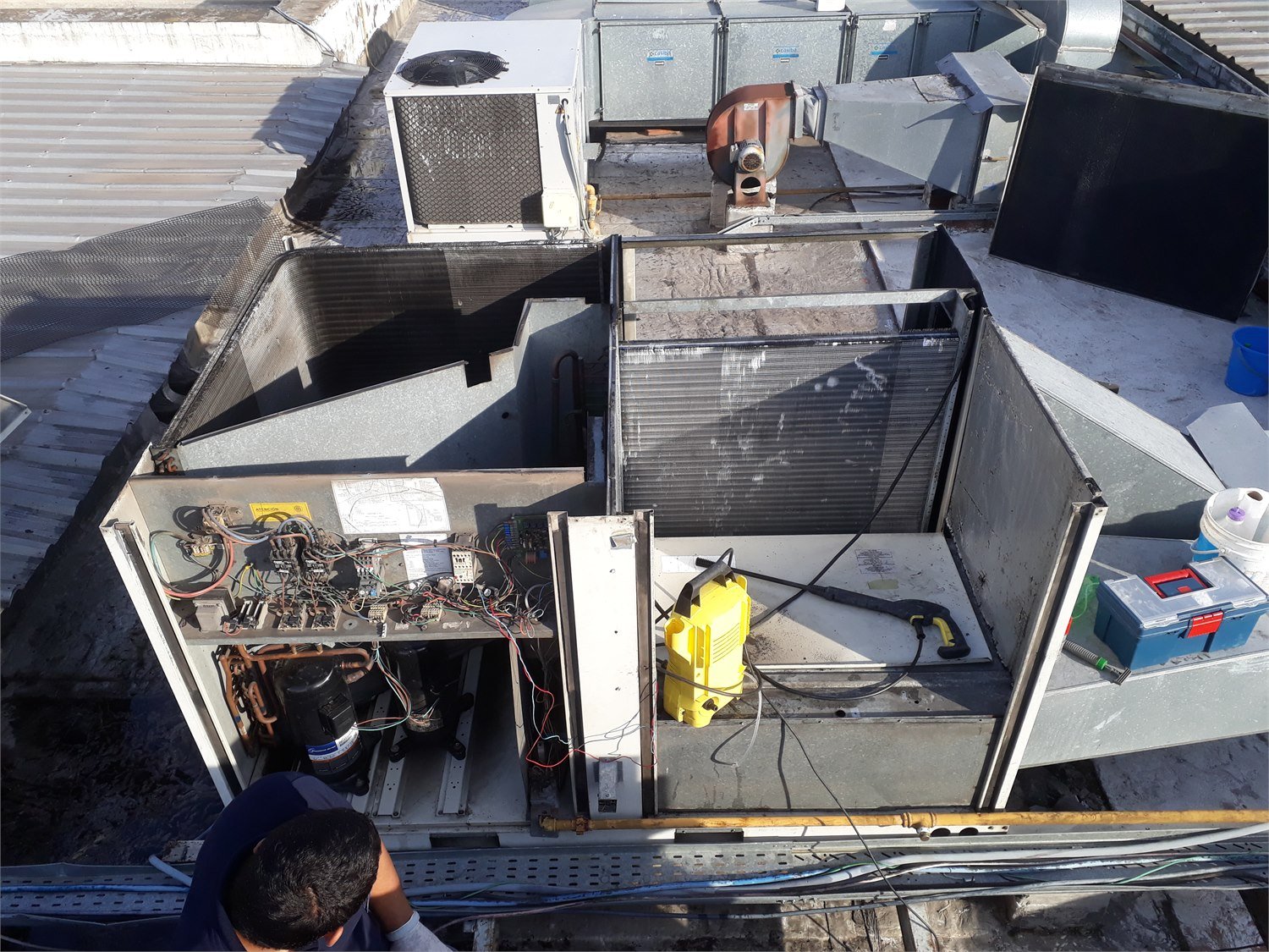 Mantenimiento y lavado de rooftop con hidrolavadora