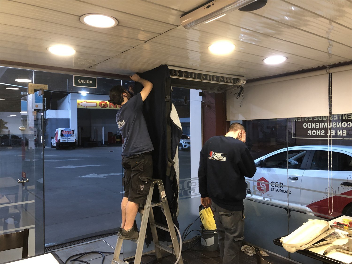 Técnico de Clima Eléctrica en local comercial realizando mantenimiento