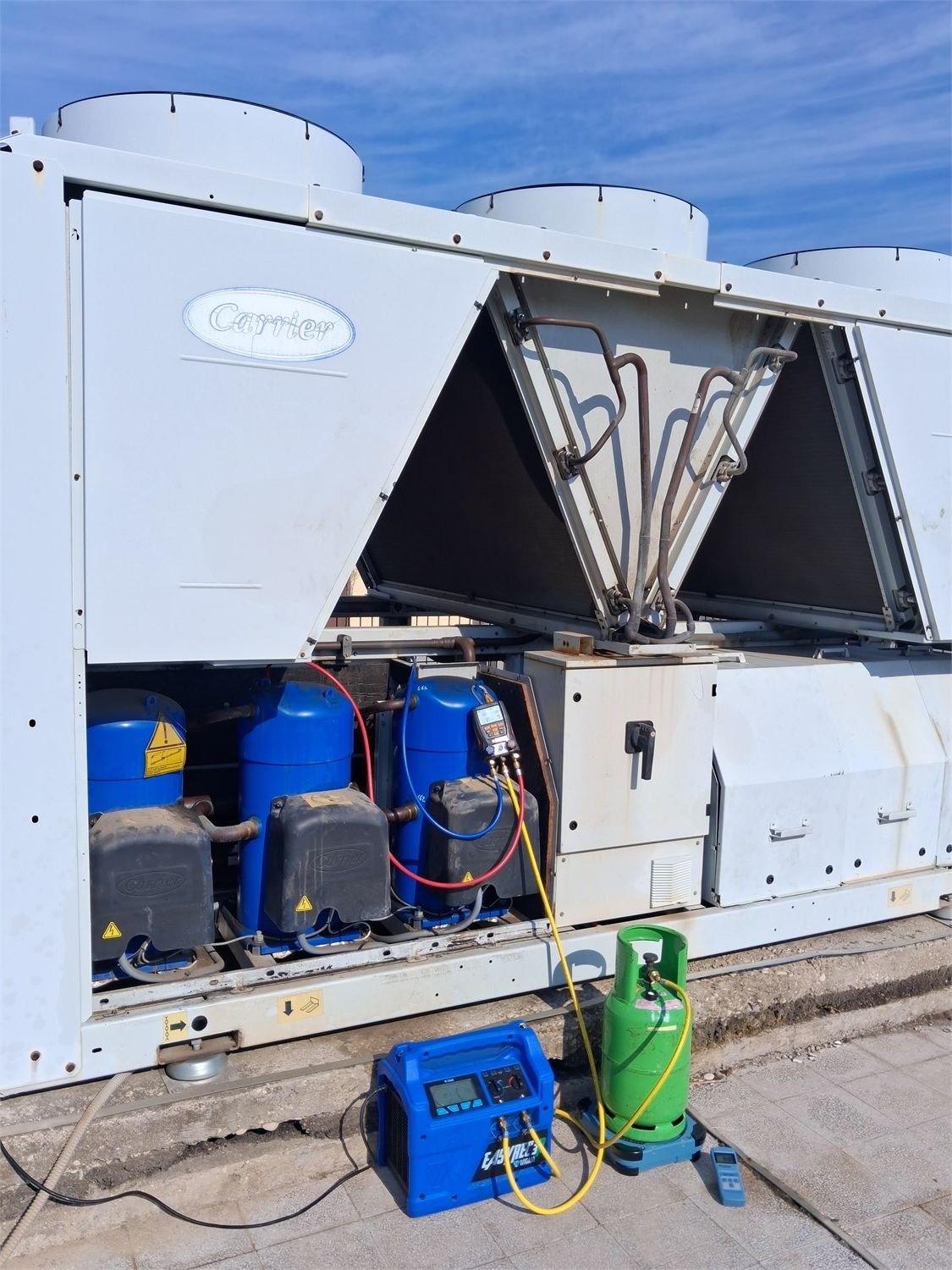 Recuperación de refrigerante en chiller Carrier