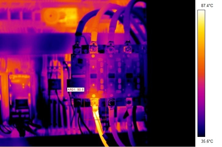 Detección termográfica de sobretemperatura y puntos calientes en bornes (T03)