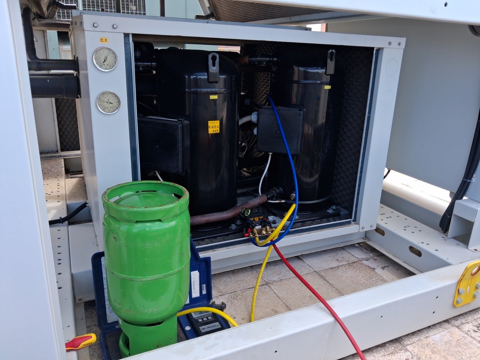 Carga de gas refrigerante por peso con balanza digital en compresores tándem