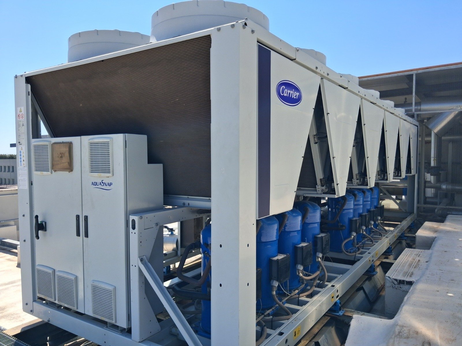 Chiller industrial Carrier AquaSnap atendido por Clima Eléctrica