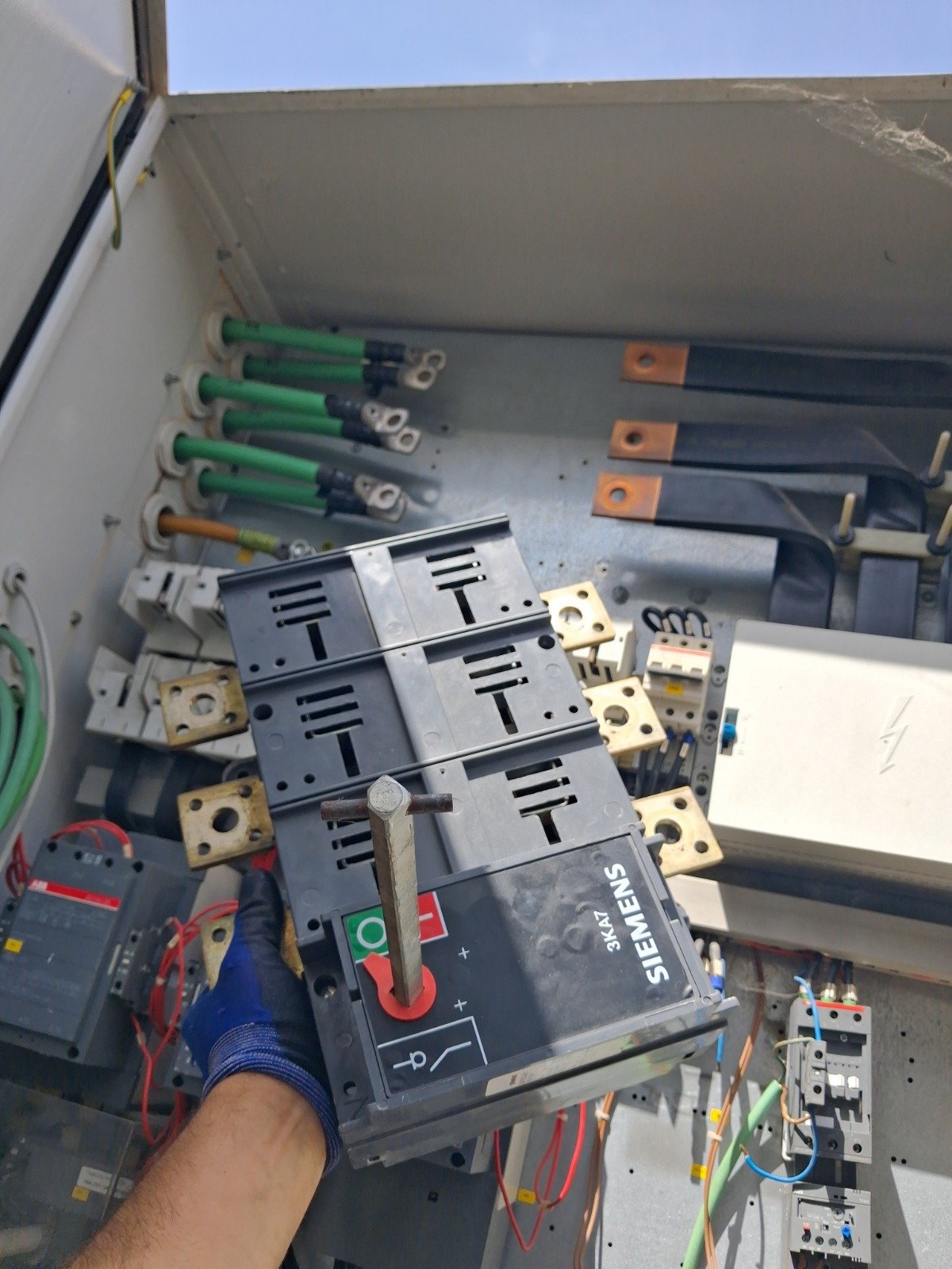 Instalación y recambio de interruptor seccionador Siemens 3KA7 en tablero