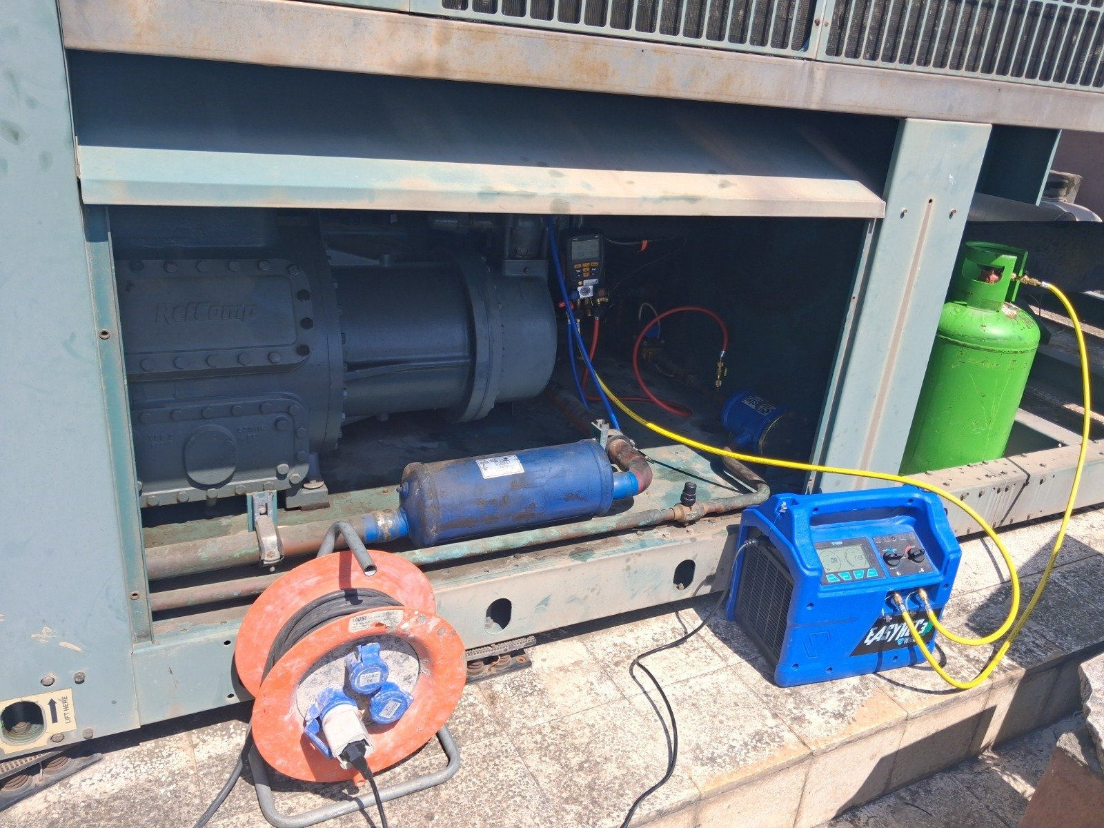 Recuperación de gas refrigerante con unidad EasyRec en chiller industrial