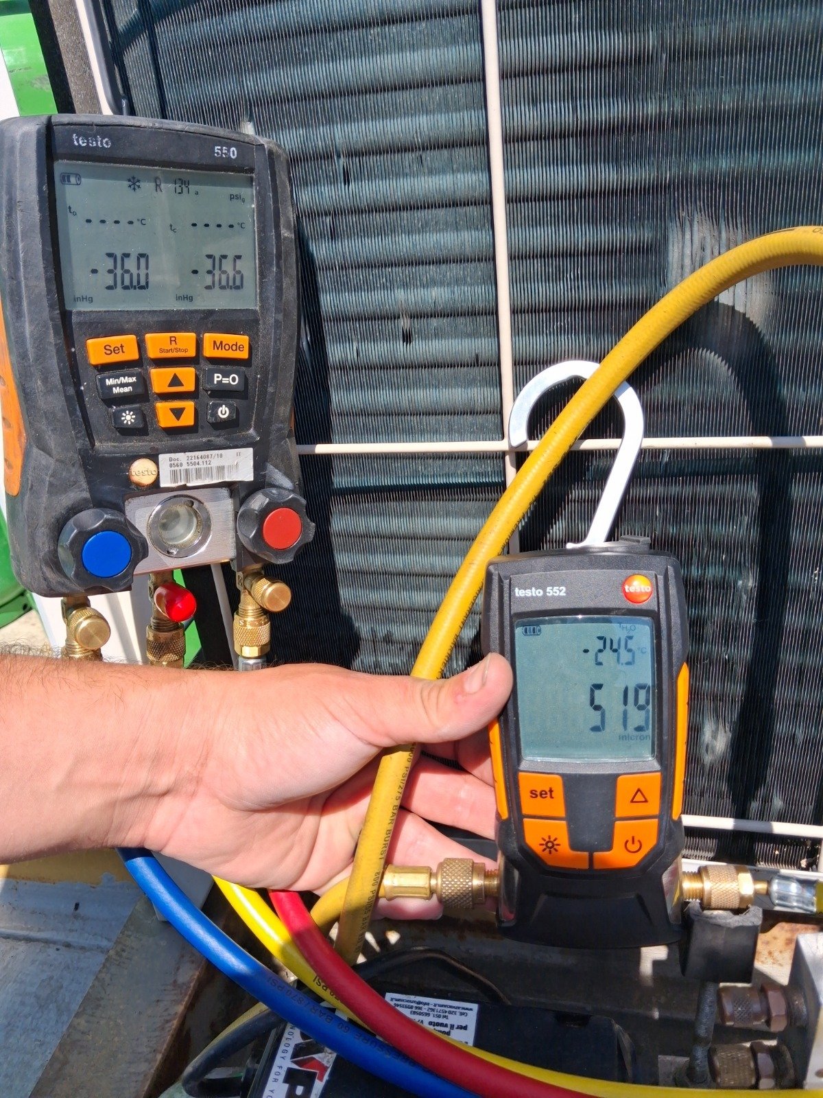 Medición de alto vacío con vacuómetro digital Testo 552 y manifold